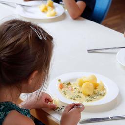Archivbild: Mittagessen für alle Schüler, Schulessen in der Grundschule an der Wuhlheide in Berlin. (Quelle: imago images/Berlinfoto)