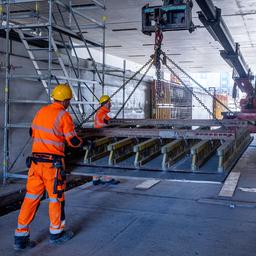 Bauarbeiter arbeiten am 07.03.2025 an einer neuen Bahnunterführung für Fahrzeuge und Fußgänger am Bahnhof der Deutsche Bahn (DB). (Quelle: dpa-Bildfunk/Jens Büttner)