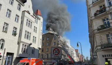 Berlin: Rauchsäule zu sehen: Feuer auf Hausdach in Berlin-Schöneberg