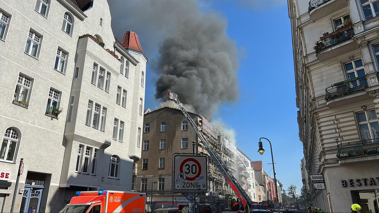 Berlin: Rauchsäule zu sehen: Feuer auf Hausdach in Berlin-Schöneberg
