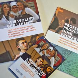 Materialien für die pädagogische Praxis zu Islam, Islamfeindlichkeit, Islamismus und Demokratie , herausgegeben von der Hochschule für Angewandte Wissenschaften Hamburg und dem Berliner Präventionsprojekt ufuq. (Quelle: IMAGO/Eckhard Stengel)