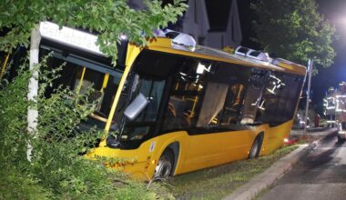 Berlin: Berlin-Karlshorst: Busfahrer wird ohnmächtig und kracht gegen parkende Autos