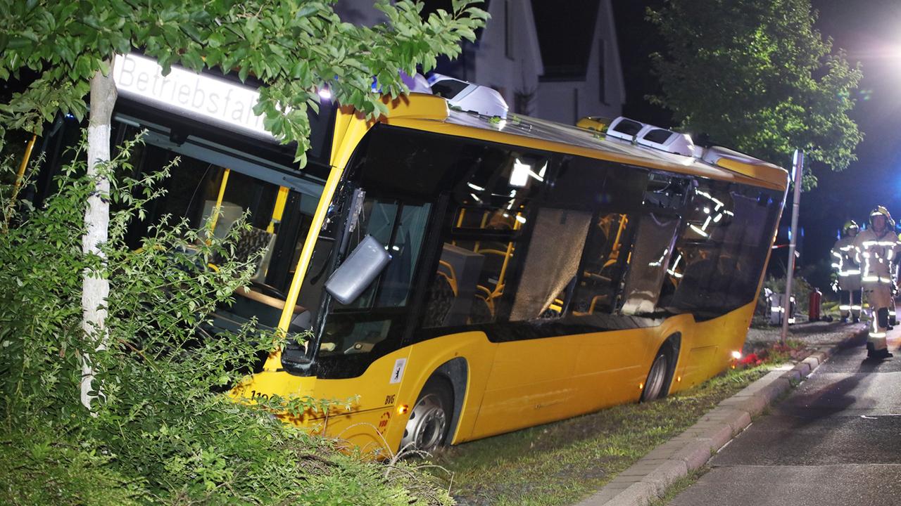 Berlin: Berlin-Karlshorst: Busfahrer wird ohnmächtig und kracht gegen parkende Autos