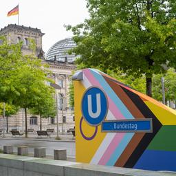 U-Bahnhaltestelle Bundestag in Regenbogenfarben in Berlin-Mitte, aufgenommen am 23.07.2025. (Quelle: BVG)