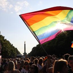 Teilnehmerinnen und Teilnehmer bei der CSD Parade in Berlin am 23.07.2025 (Quelle: picture alliance/Geisler-Fotopress)