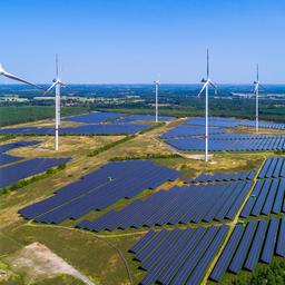 Windraeder und Solaranlagen sind im Energiepark Lausitz bei Klettwitz zu sehen.