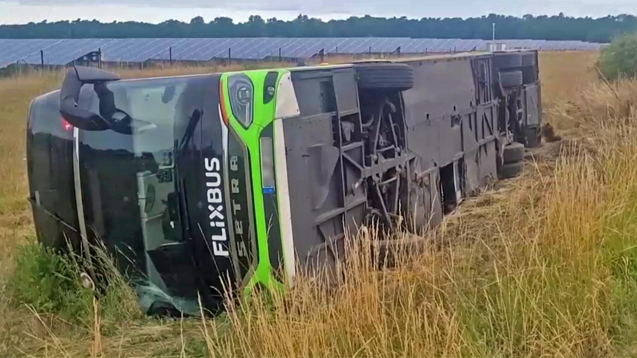 Brandenburg: Reisebus kippt auf A19 um - 23 Menschen verletzt