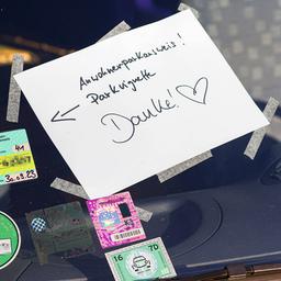 Eine Anwohnerparkvignette in einem Auto in Berlin-Mitte am 20.01.2022 (Quelle: imago images/Stefan Zeitz).