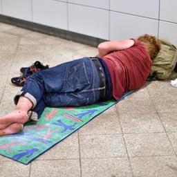 Symbolbild: Ein Obdachloser liegt am 02.08.2017 in einer Station der Berliner U-Bahn regungslos schlafend auf seiner Isomatte. (Quelle: dpa-Zentralbild/Matthias Tödt)