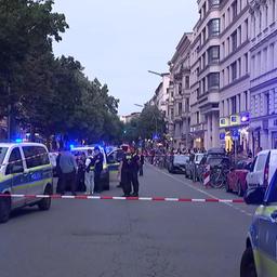 Die Polizei ist vor Ort in der Bergmannstraße in Berlin-Kreuzberg, nachdem ein Mann angeschossen worden ist. (Bild: rbb)