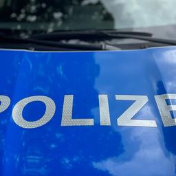 Symbolbild: Der Schrifzug "Polizei" eines Polizeifahrzeugs ist am 04.06.2024 in Berlin zu sehen. (Quelle: rbb24)