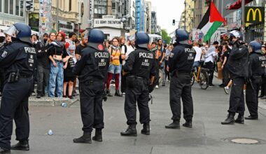 Berlin: Palästina-Demo am Checkpoint Charlie aufgelöst - neun Polizisten verletzt