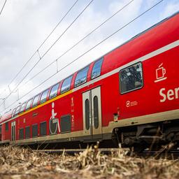 Symbolbild: Ein Zug der Deutschen Bahn ( DB ) am 23. Januar 2024 auf einer Strecke in Brandenburg. (Quelle: picture alliance/Rainer Keuenhof)