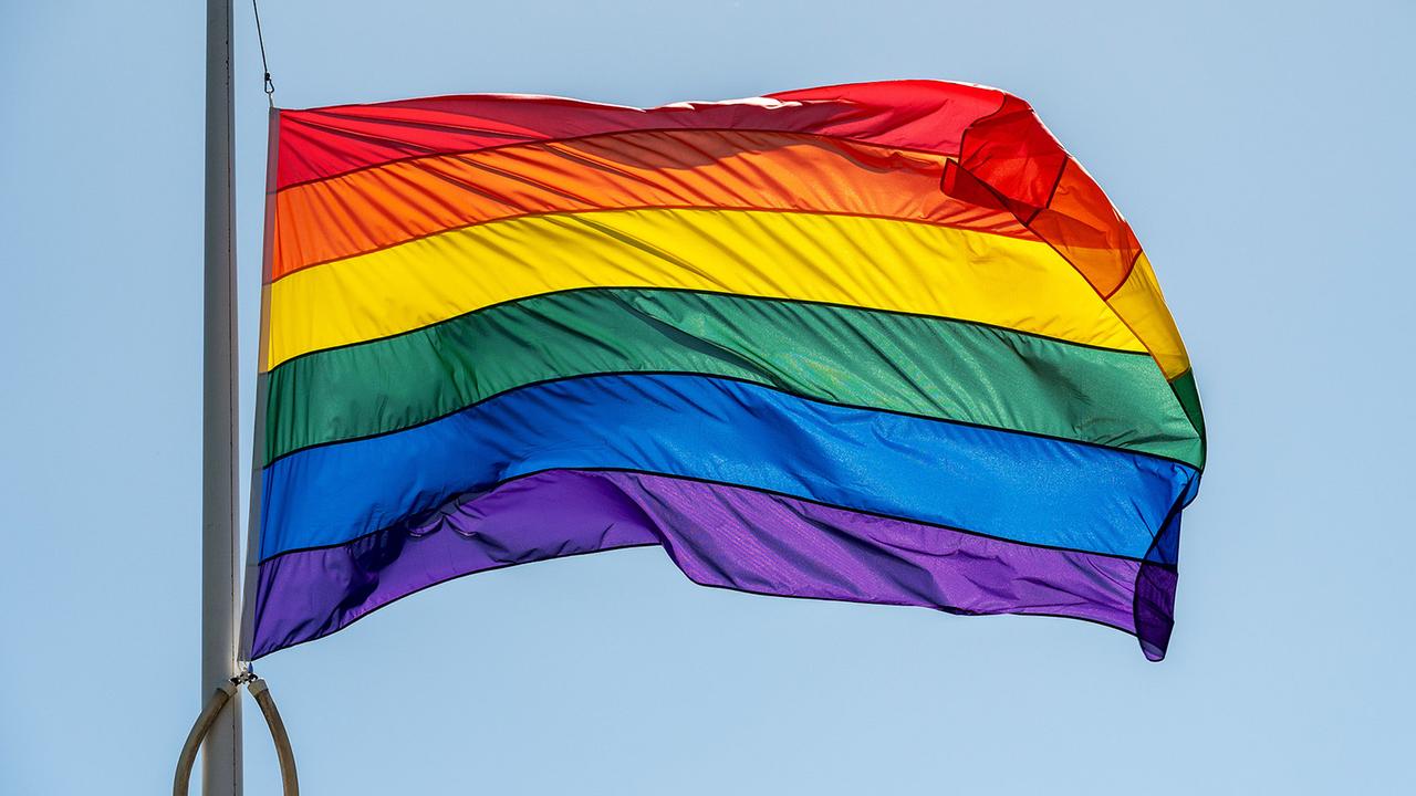 Berlin: Regenbogenflagge vor dem Bundesrat gehisst