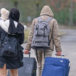 Migranten verlassen am 13.03.2025 mit Reisegepäck das Gelände der Zentralen Ausländerbehörde Brandenburgs (ZABH). (Quelle: Picture Alliance/Patrick Pleul)