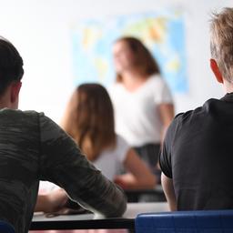Symbolbild: Ein Klassenzimmer mit Schülern und Lehrerin am 17.08.2020. (Quelle: picture alliance/dpa/Arne Dedert)
