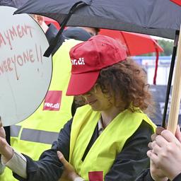 Archivbild: TikTok-Beschäftigte protestieren am 17.07.2025 am Spree-Ufer in der Nähe der deutschen TikTok-Zentrale in Friedrichshain gegen einen geplanten Stellenabbau. (Quelle: Picture Alliance/Halil Sagirkaya)
