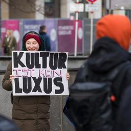 Archivbild: Eine Frau hält am 15.12.2024 ein Schild "Kultur ist kein Luxus" bei der Demonstration der "#unkürzbar!" Demonstration gegen die Sparpläne des Berliner Senats, Berlin, 15.12.2024. (Quelle:  Picture Alliance/Ben Kriemann)