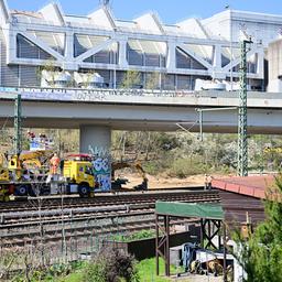 Der Abriss der maroden Ringbahnbrücke der A100 wird vorbereitet. Im Vordergrund ein Kleingarten, im Hintergrund das ICC. (Quelle: dpa/Sebastian Gollnow)