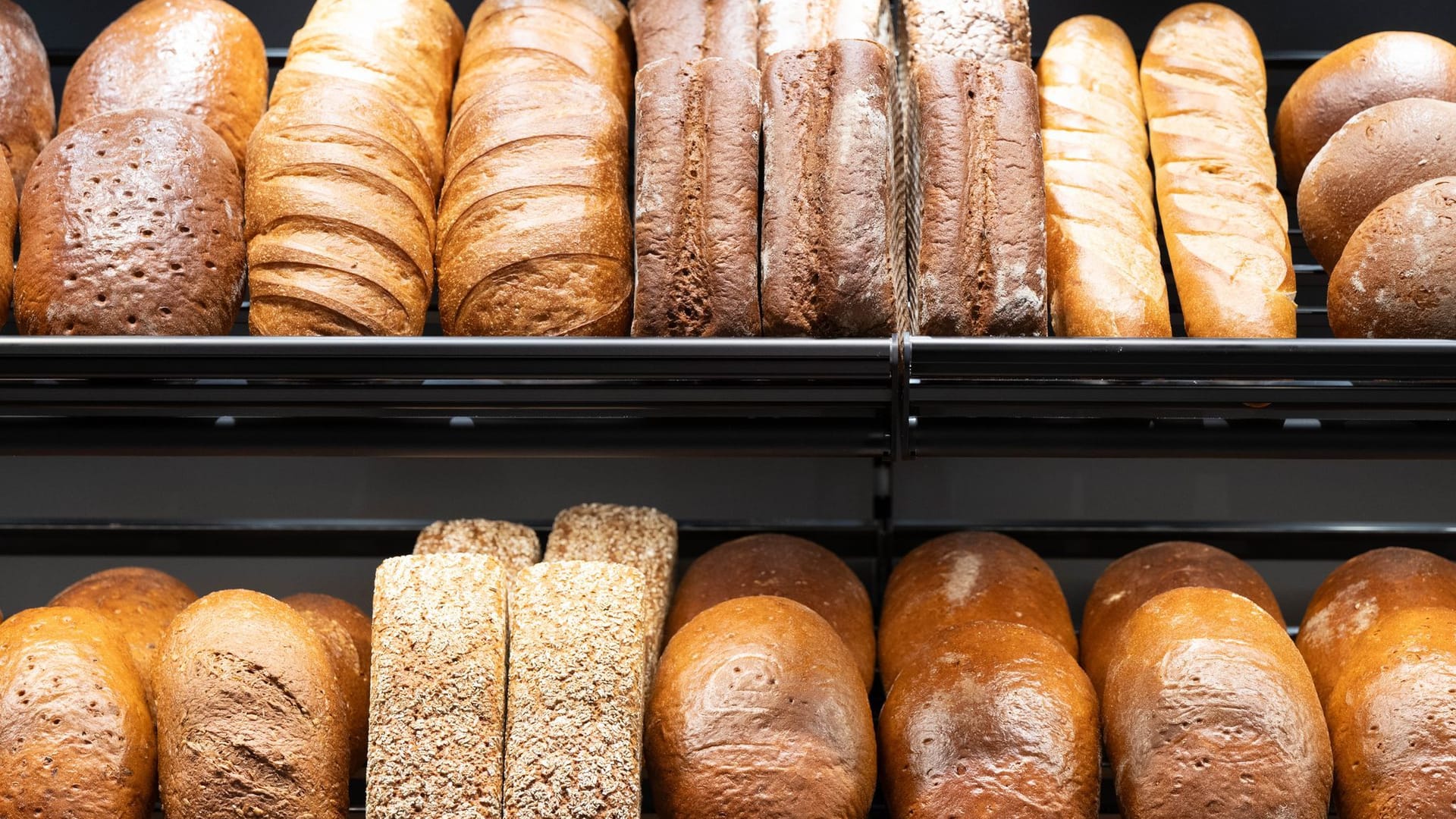 Regal beim Bäcker (Symbolfoto): Eine der großen Rewe-Bäckereien wird bestreikt.