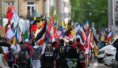 Karlsruhe: Mehrere Hundert „Reichsbürger“ versammeln sich vor dem Schloss