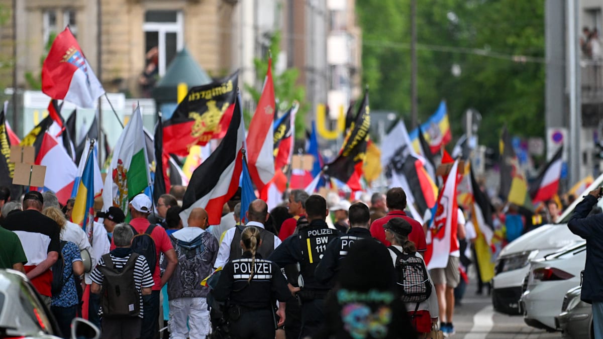 Karlsruhe: Mehrere Hundert „Reichsbürger“ versammeln sich vor dem Schloss