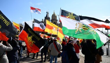 Proteste und Gegenveranstaltungen am Schlossplatz