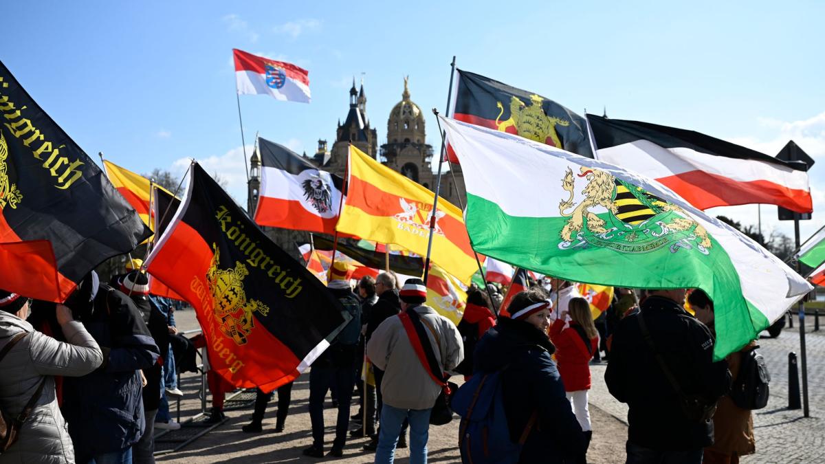 Proteste und Gegenveranstaltungen am Schlossplatz
