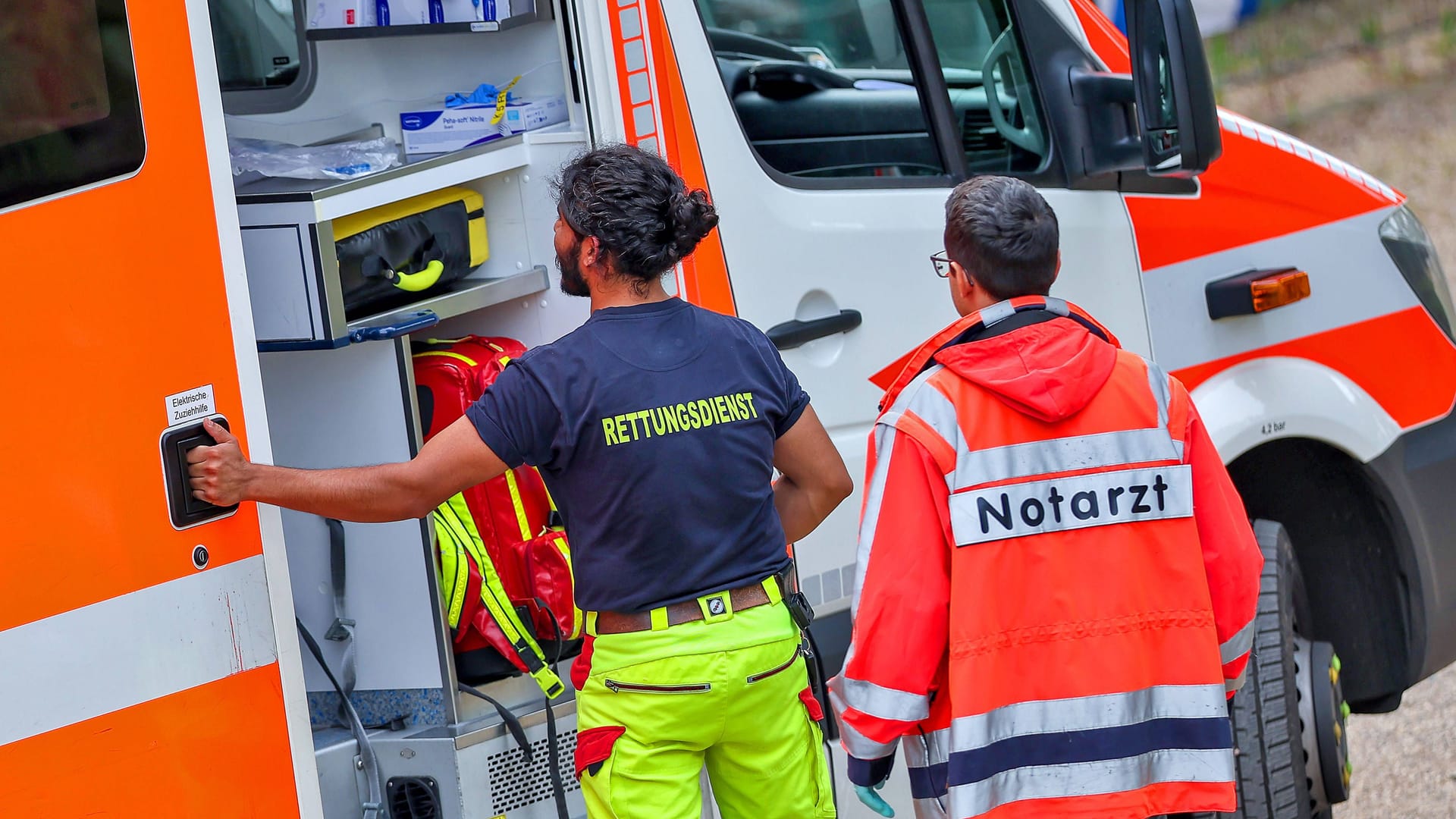 Rettungsdienst in Köln (Symbolfoto): In der Innenstadt ist am Nachmittag ein Fußgänger lebensgefährlich verletzt worden.