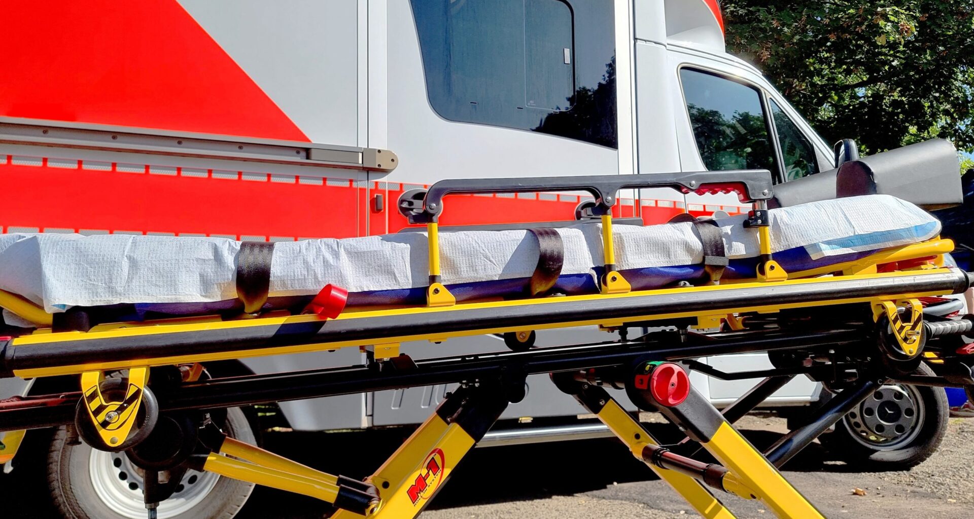 Auto überschlägt sich bei Unfall in Halle-Neustadt