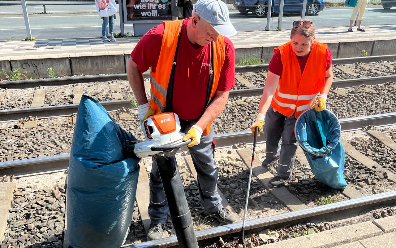Das Team der Rheibahn-Haltestellenreinigung kümmert sich hier bei uns in der Stadt an vielen Haltestellen, um die Sauberkeit. Vor allem in de Gleisen.