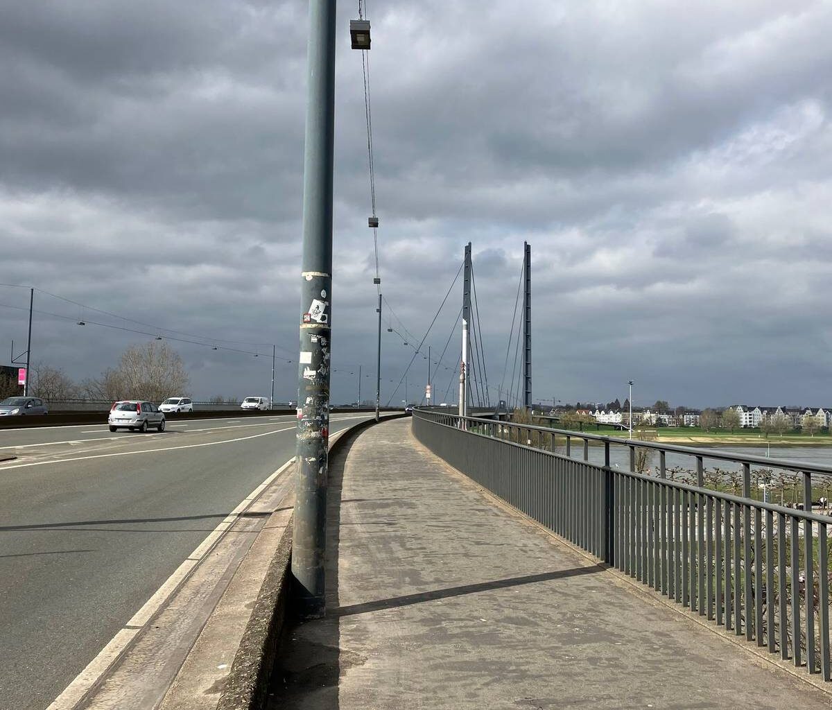 Geländer auf der Oberkasseler Brücke wird erneuert