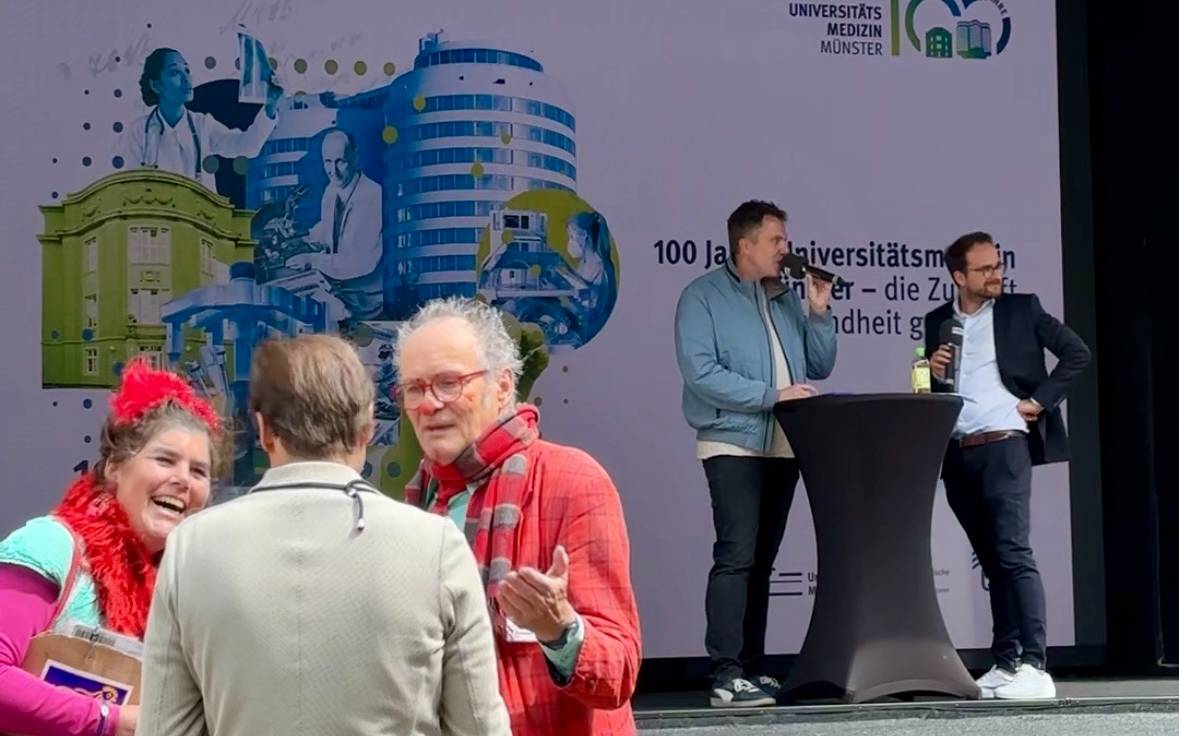 Ein offener LKW, der als Bühne für die UKM-Roadshow dient.