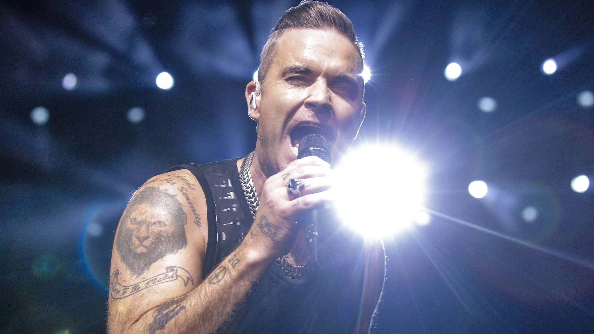 Robbie Williams bei einem Auftritt (Archivfoto): Wird sein München-Konzert zur pitschnassen Angelegenheit?