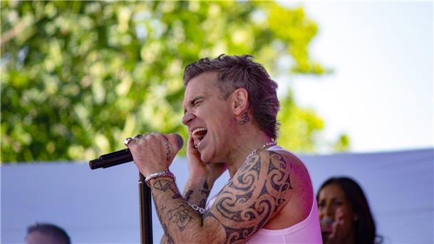 Vor 45.000 Fans: Robbie Williams „entertaint“ Hannover