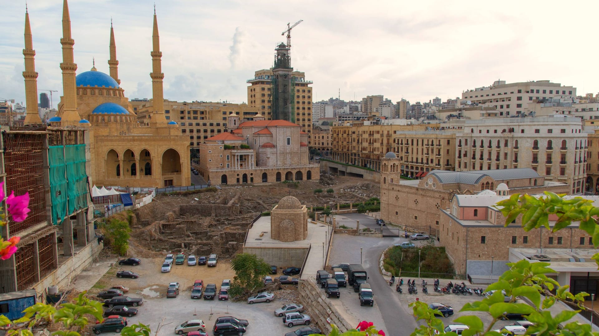 Die Mohammed-al-Amin-Moschee, daneben die Sankt-Georgs-Kathedrale und der Al-Nourieh-Schrein in Beirut (Archivbild): Die Stadt ist bald ohne Umstieg ab Franken erreichbar.