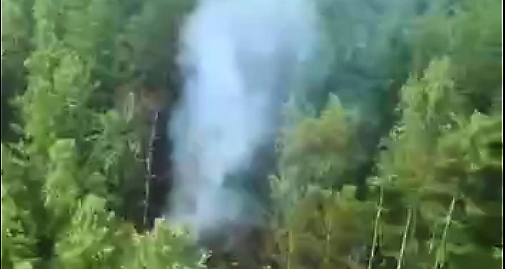 Rauch steigt von der Absturzstelle eines russischen Passagierflugzeugs des Typs An-24 der sibirischen Fluggesellschaft Angara Airlines auf, etwa 15 Kilometer südlich von Tynda in der fernöstlichen Region Amur in Russland.