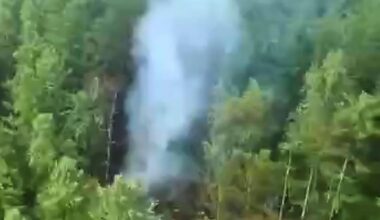 Rauch steigt von der Absturzstelle eines russischen Passagierflugzeugs des Typs An-24 der sibirischen Fluggesellschaft Angara Airlines auf, etwa 15 Kilometer südlich von Tynda in der fernöstlichen Region Amur in Russland.