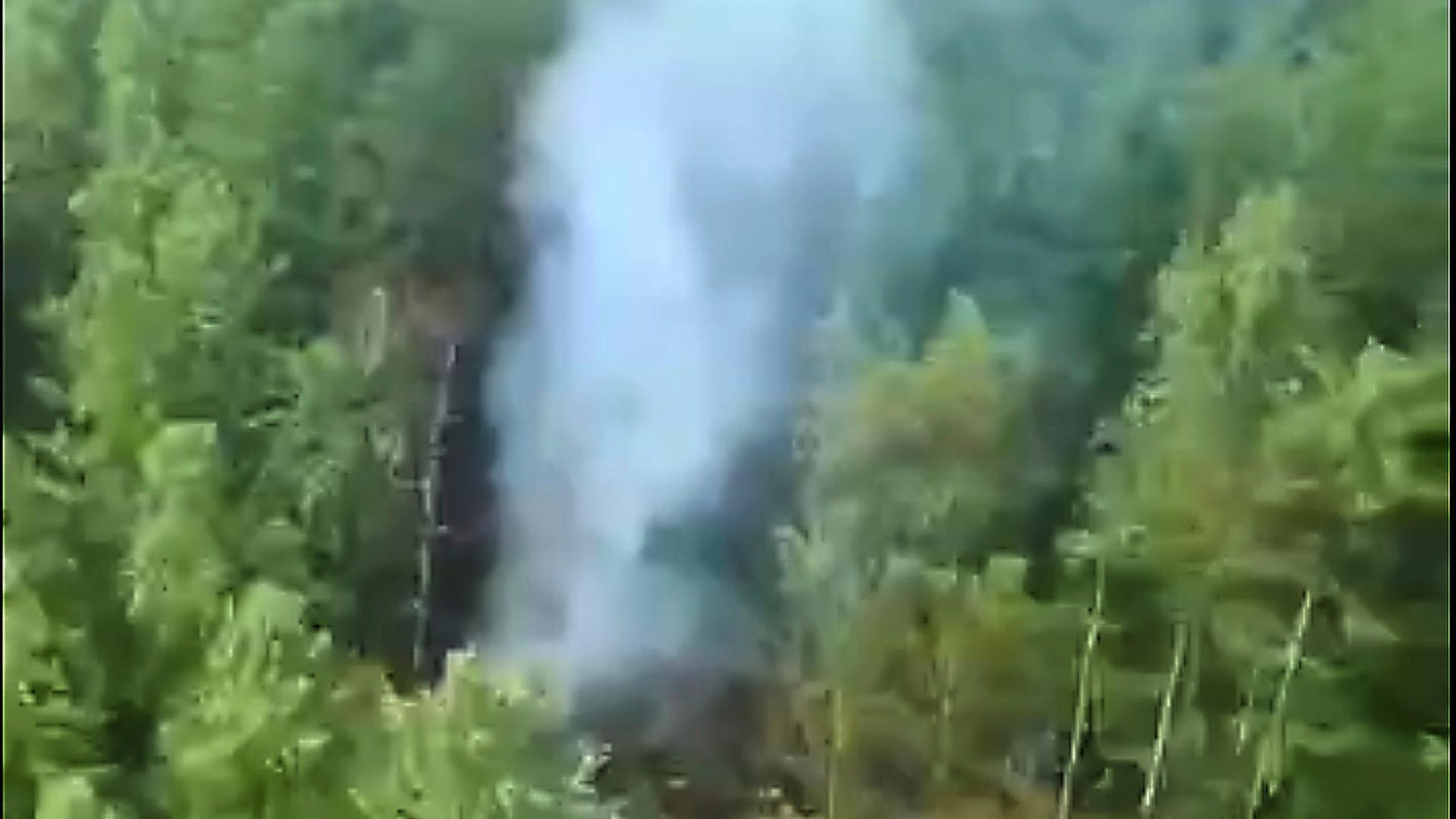 Rauch steigt von der Absturzstelle eines russischen Passagierflugzeugs des Typs An-24 der sibirischen Fluggesellschaft Angara Airlines auf, etwa 15 Kilometer südlich von Tynda in der fernöstlichen Region Amur in Russland.