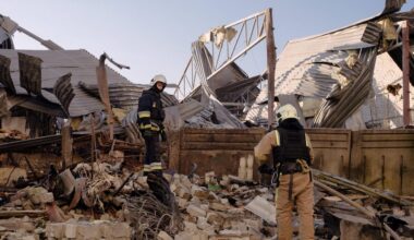 Zwei Feuerwehrmänner laufen über zerstörte Teiles eines Gebäudes in Charkiw, Ukraine, am 07.07.2025.