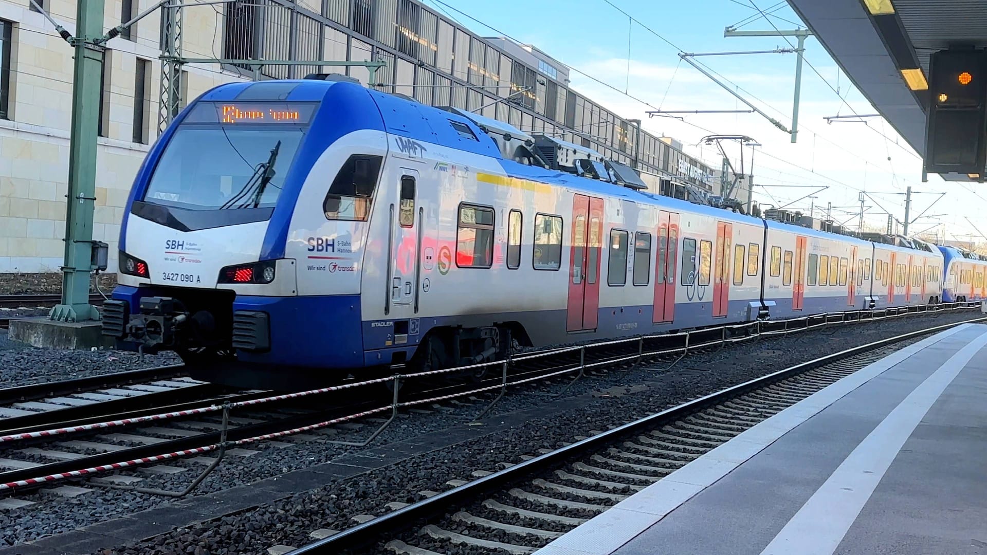 S-Bahn-Zug der S-Bahn Hannover im Hauptbahnhof Hannover (Archivbild): In der Nacht zum 11. Mai ist Geduld angesagt.