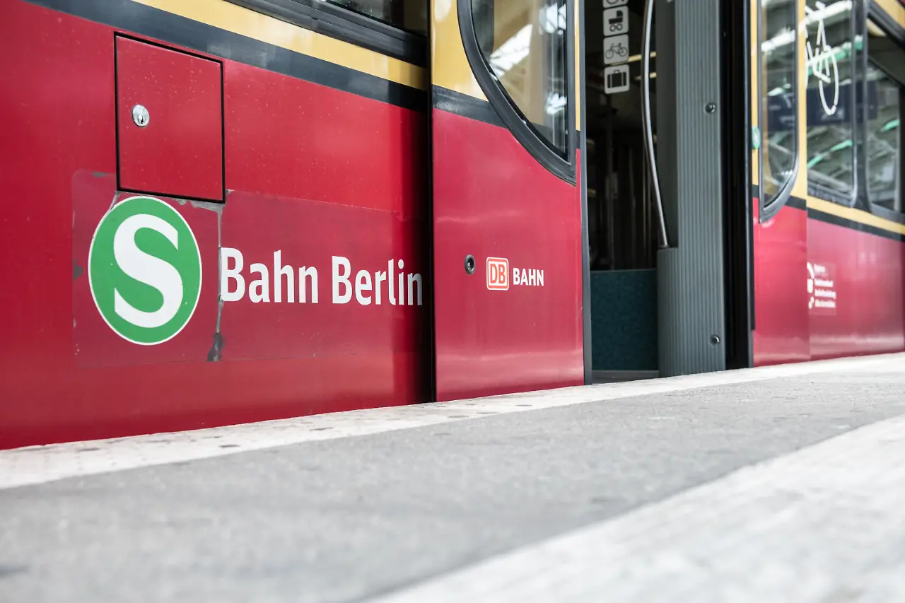 S_Bahn_in_Berlin_86681160.jpg