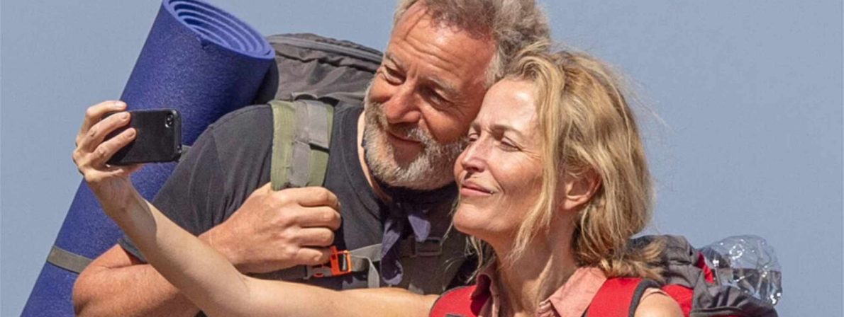 Jason Isaacs und Gillian Anderson als Moth und Raynor Winn in der Verfilmung von »Der Salzpfad« (Foto: DCM Film Distribution GmbH)