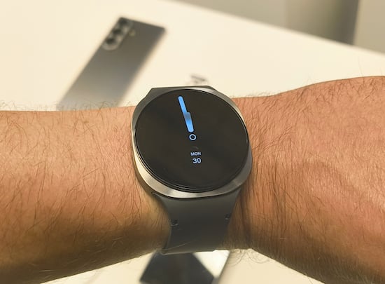 Die Samsung Galaxy Watch8 hat ein neues, abgeflachtes Gehäusedesign