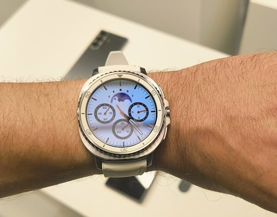 Auch die Galaxy Watch8 Classic trägt sich sehr angenehm leicht am Handgelenk
