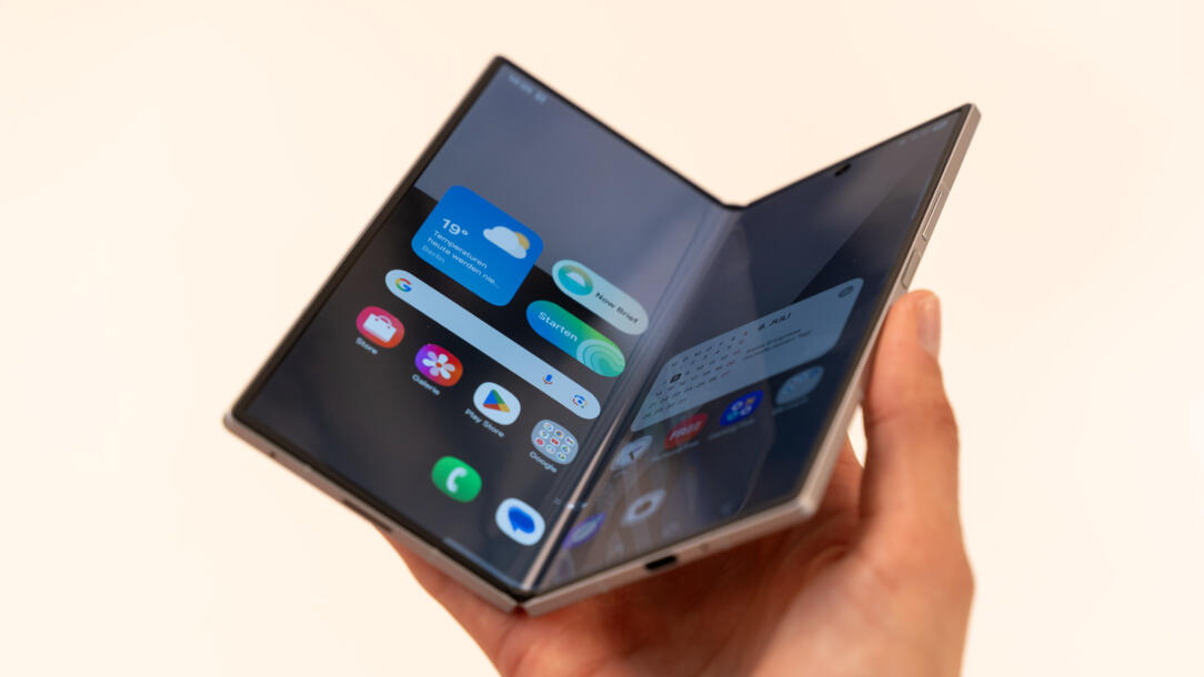 samsung galaxy z fold 7 leicht aufgeklappt in der hand gehalten