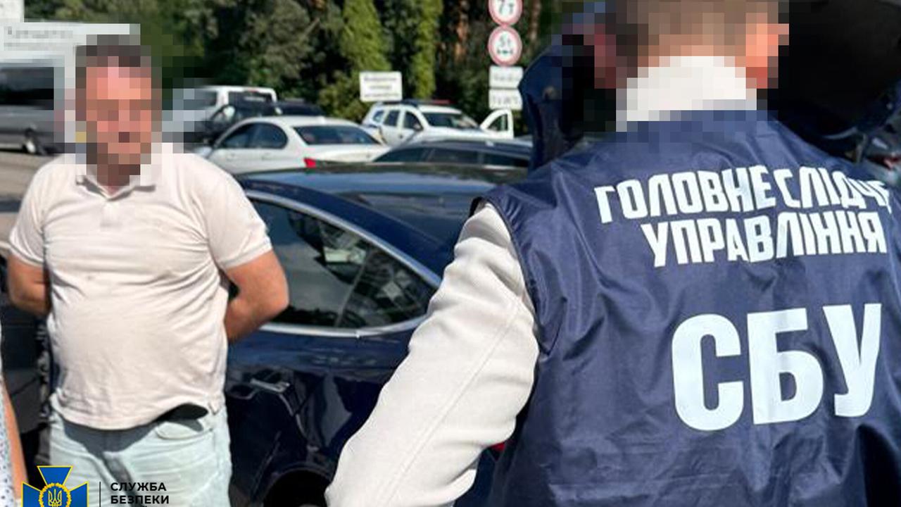 Dieses vom ukrainischen Geheimdienst SBU zur Verfügung gestellte Foto zeigt die Festnahme eines Mitarbeiters des Nationalen Antikorruptionsbüros.