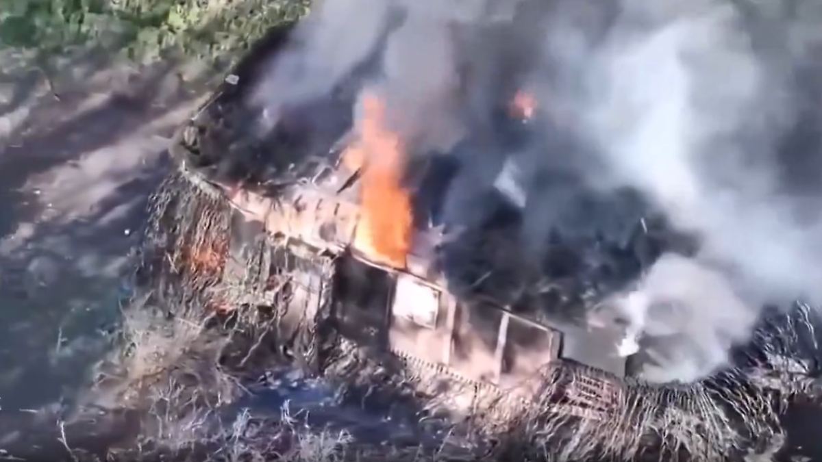 Russland prahlt mit Fähigkeiten: Ukraine zerstört "Monsterpanzer" mit Dutzenden Drohnen