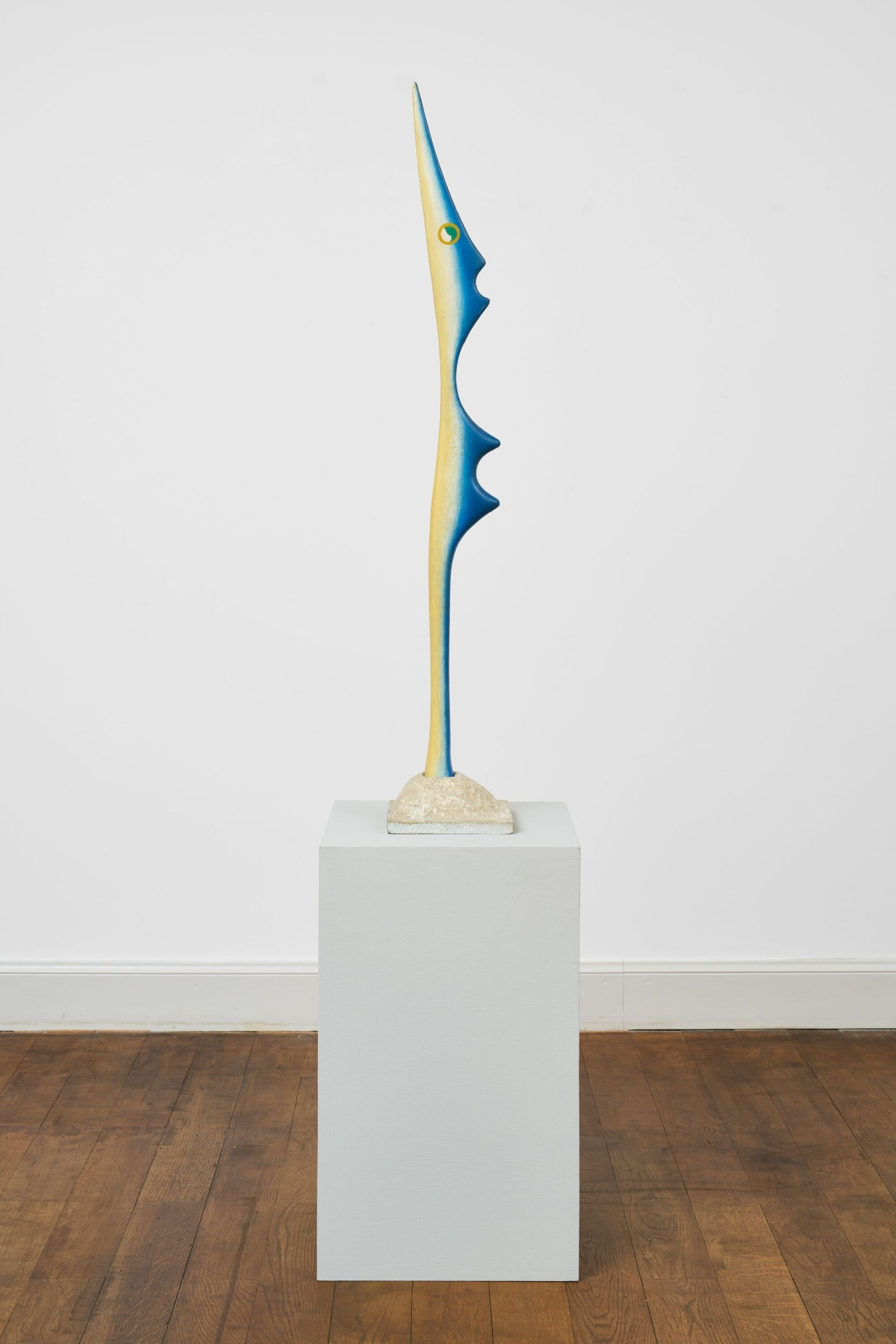 Schlanke Schönheit: Meret Oppenheim, „La Dame Bleue“, 1963, geschnitztes und bemaltes Holz, Höhe 110 Zentimeter