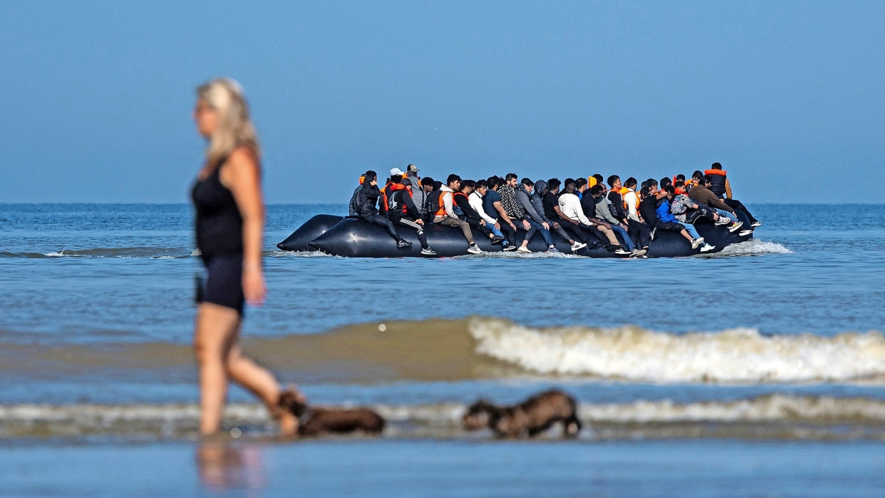 Schmugglerboot: Migranten auf dem Ärmelkanal am Strand von Hardelot in  Neufchâtel-Hardelot in Nordfrankreich